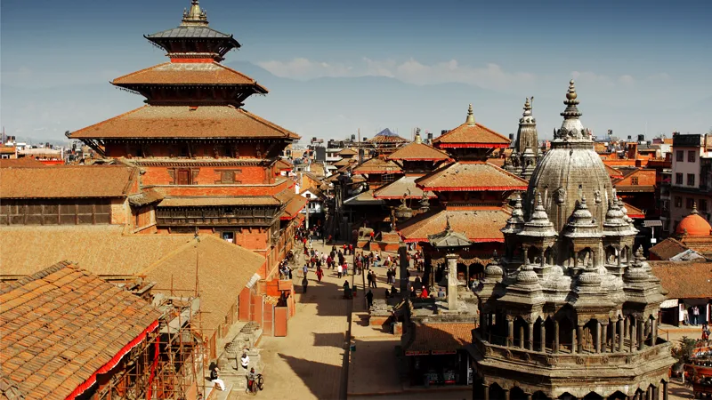 Himalaya in Nepal - vette innevate e bandiere di preghiera tibetane