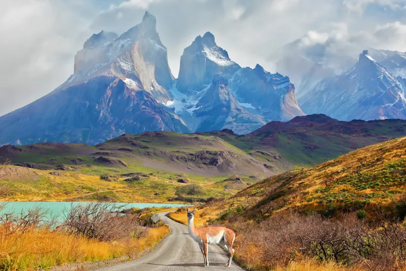 Torres del Paine in Patagonia - picchi granitici tra nuvole e vento