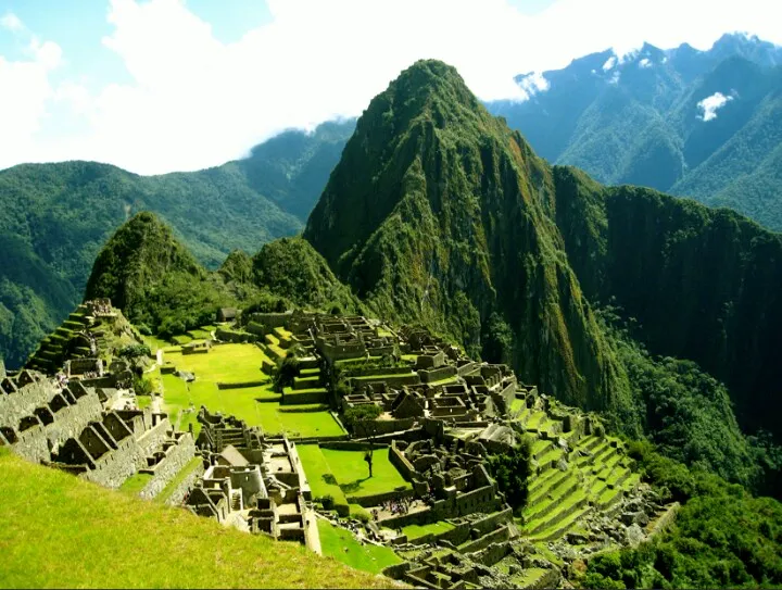 Machu Picchu in Peru - rovine inca avvolte dalla nebbia tra le Ande